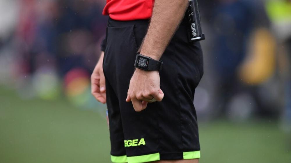 إيقاف حكم إيطالي لمدة عام بعد أن نطح لاعبًا قام بطرده في إحدى المباريات