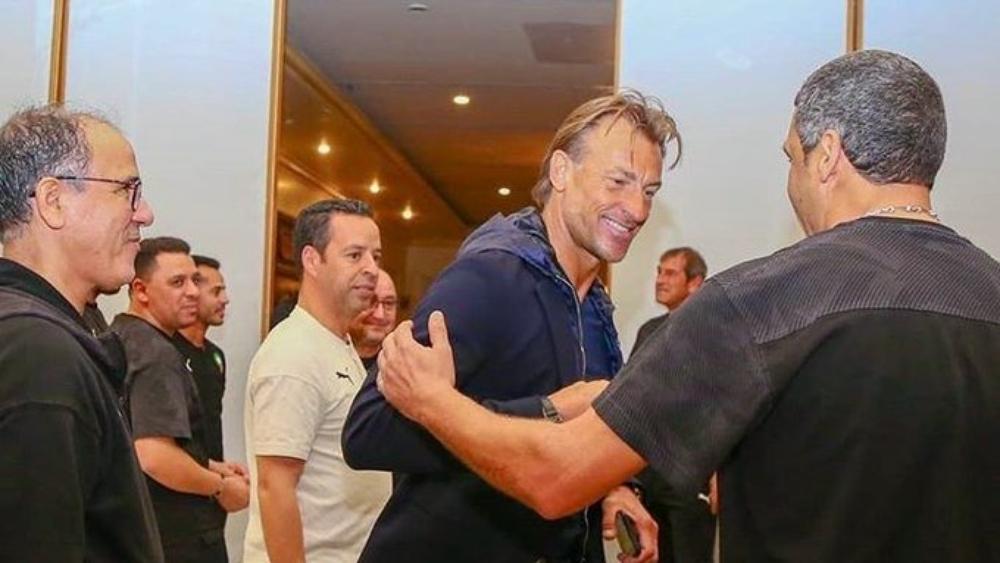 رونار يزور مقر إقامة المنتخب الوطني للشبان بالسعودية