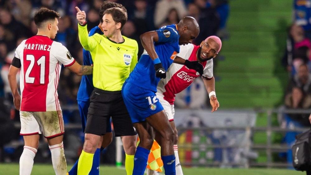 لقطة "كوميدية".. ريان بابل "يتدحرج" على أرض الملعب مقلدا "تحايل" خصمه على الحكم!