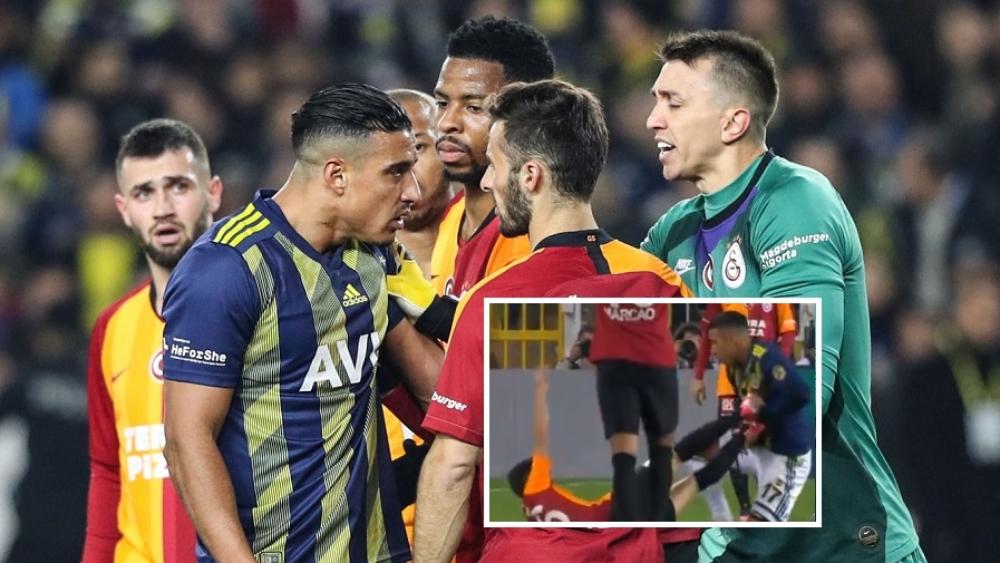 درار يخطف الأنظار في دريبي إسطنبول بلقطة "مثيرة" ومناصرون يعلقون: "يبدو أنه أراد ممارسة رياضة المصارعة"