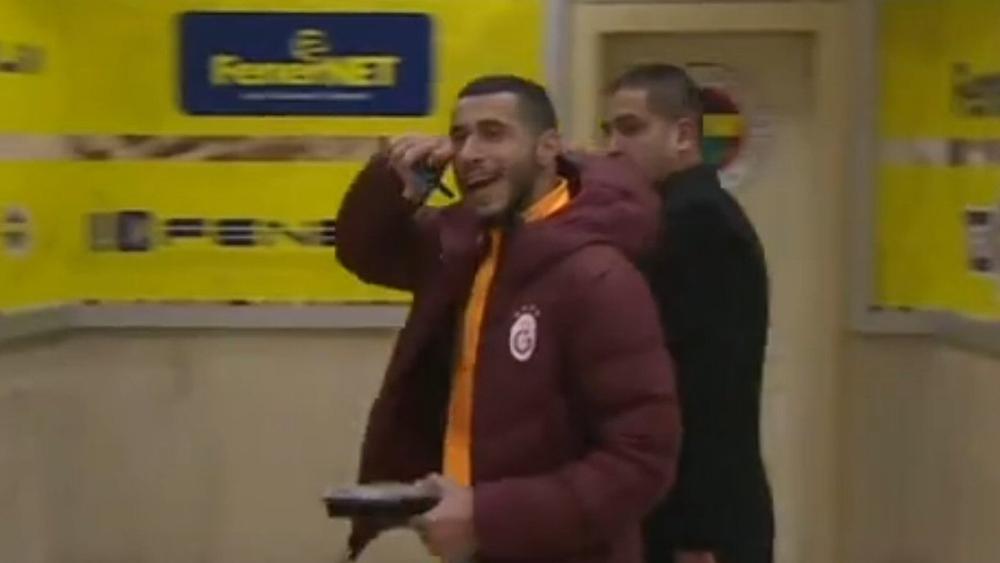 بعد "طرده" في المباراة.. بلهندة "يستفز" أنصار فنرباخشة لحظة مغادرته الملعب بحركة أمام الكاميرات!