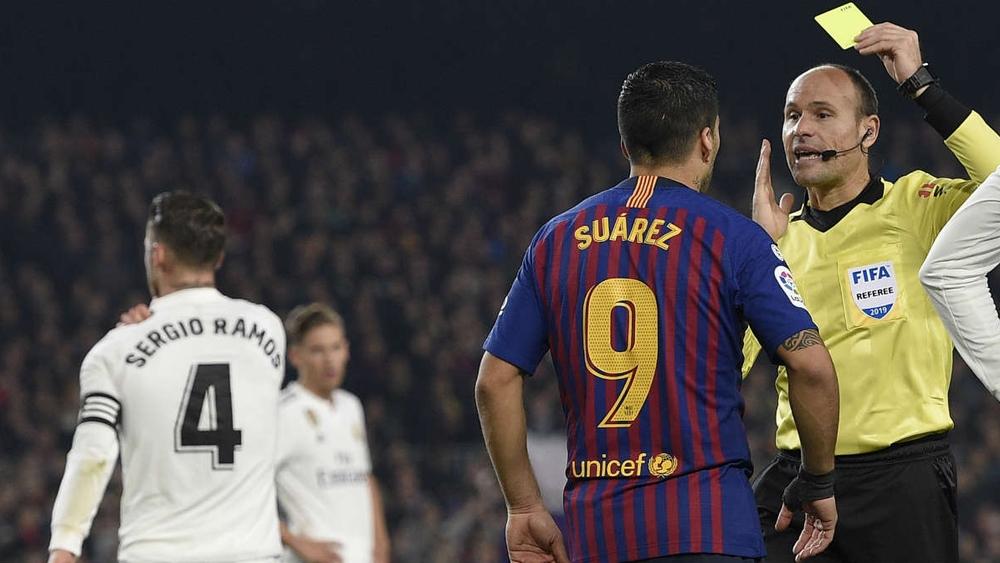 رسميا | الحكم ماتيو لاهوز يقود "الكلاسيكو" بين ريال مدريد وبرشلونة