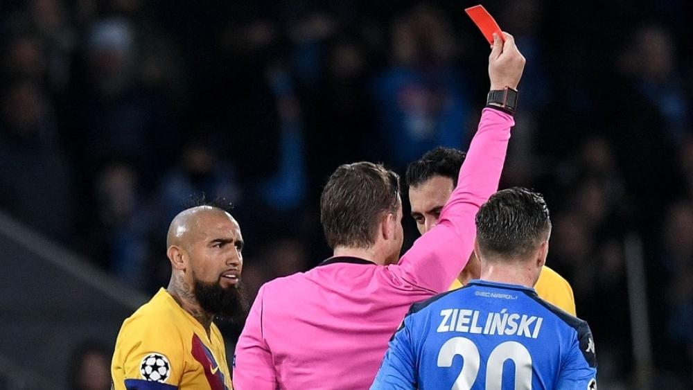 بعد بوسكيتس.. فيدال هو الآخر سيغيب عن مباراة العودة أمام نابولي بعد تعرضه "للطرد"