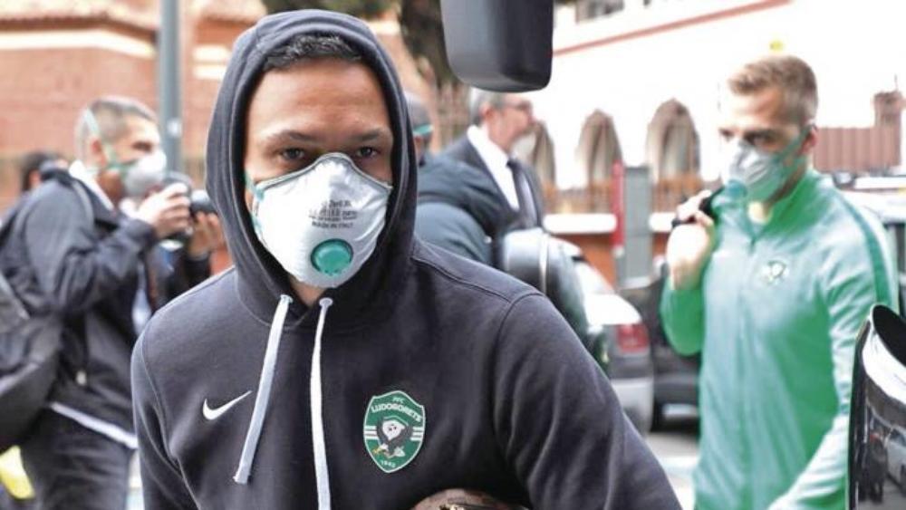 لاعبو لودوغوريتس يتسلّحون بـ"القفازات والكمامات" في مواجهة "كورونا" لحظة وصولهم إلى ميلانو