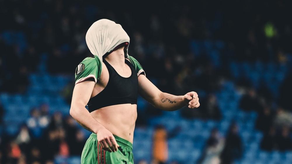 شاهد.. زميل سايس في وولفرهامبتون يفشل في التسجيل أمام "شباك فارغة" بعد مراوغته الحارس!