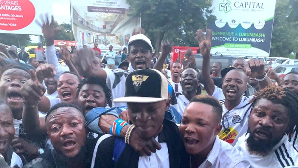 مازيمبي يبدأ التحضير للقاء الإياب أمام الرجاء بعد استقباله من طرف المئات من أنصاره في مطار لوبومباشي