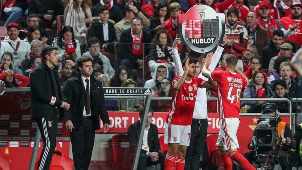 مدرب بنفيكا يُبرِّر قرار استبدال تاعرابت .. ويتفاعل مع غضب الأنصار