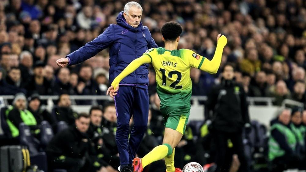 مورينيو يواصل تلقي "الصفعات" بخروج توتنهام من كأس إنجلترا