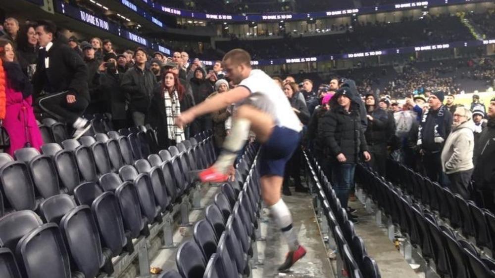 لاعب توتنهام إريك داير "يقفز" إلى المدرجات ويدخل في شجار مع أحد المشجعين!