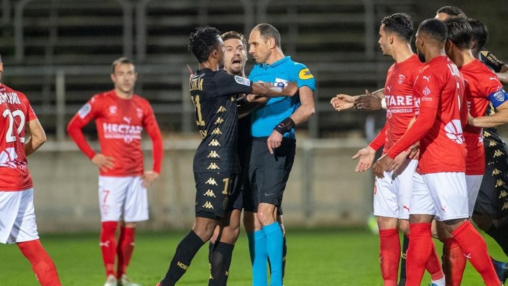 رسميا | إيقاف لاعب موناكو لمدة 6 أشهر بعد دفعه الحكم!