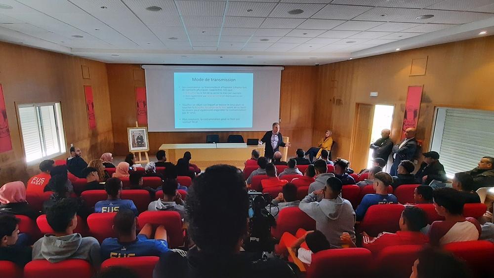 الفتح الرياضي يُنظِّم يوماً توعوياً بوباء "كورونا" للاعبيه وأُطُرِهِ