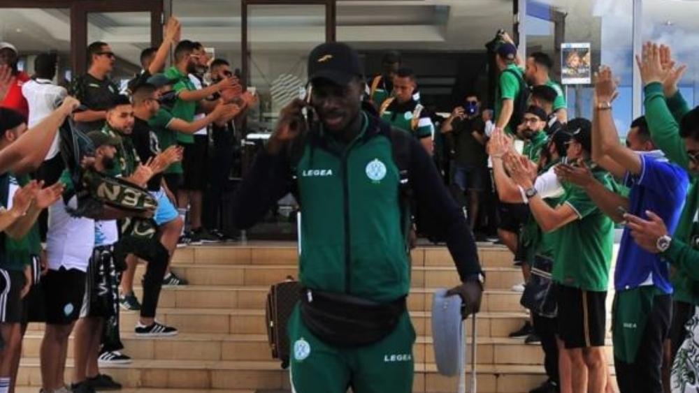 جماهير الرجاء تشكل "ممرا تحفيزيا" للاعبين أثناء توجههم من مقر الإقامة صوب "ملعب مازيمبي"