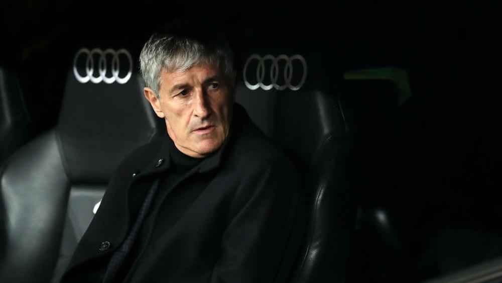 كيكي سيتين يُدافع عن مساعده ويتحدث عن علاقته بنجوم برشلونة