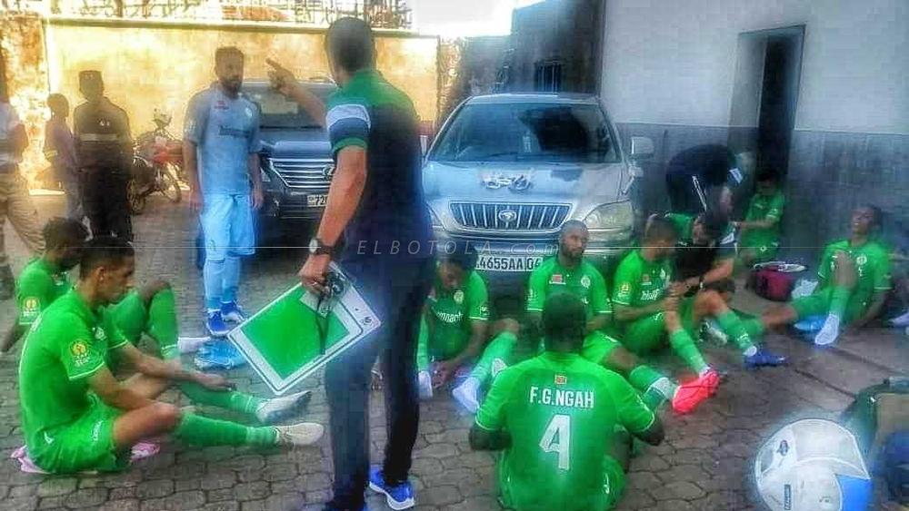 إقتحام مستودع الملابس الخاص بالرجاء .. و اللاعبون يتلقون تعليمات السلامي بين الشوطين خارج الملعب!