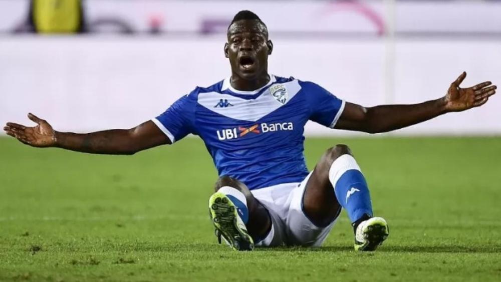 بالوتيلي يدعو لإلغاء الدوري الإيطالي بسبب "كورونا".. ويصرح: "لماذا أخاطر بنفسي وبحياة والدتي للترفيه عن الآخرين؟"