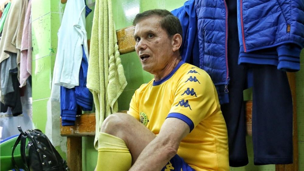 لاعب مصري عمره 75 عاماً على أعتاب دخول موسوعة "غينيس" للأرقام القياسية كأكبر لاعب في تاريخ كرة القدم!