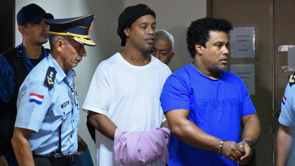 تصرفات رونالدينيو "تشوه" صورته وتصيب محبيه بالحيرة