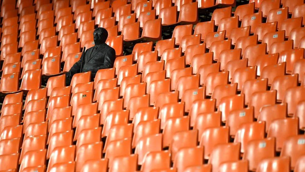 تمثال "مشجع وفيّ" يظهر وحيدًا في المدرجات خلال مباراة فالنسيا وأتالانتا!