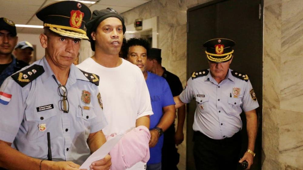 رونالدينيو سيبقى في "السجن" لمدة 6 أشهر