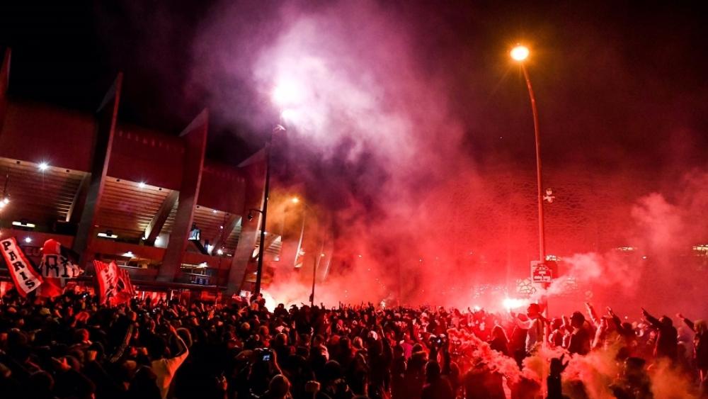 رغم قرار اللعب "بدون جمهور".. أنصار باريس سان جرمان "يجتمعون" خارج الملعب لمساندة فريقهم!