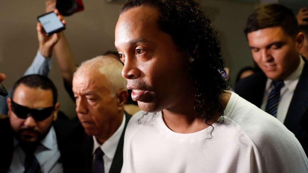 منافسة حامية بين "فرق" سجن الباراغواي لضم رونالدينيو.. وتسجيل الأهداف "فعل محظور" على البرازيلي!