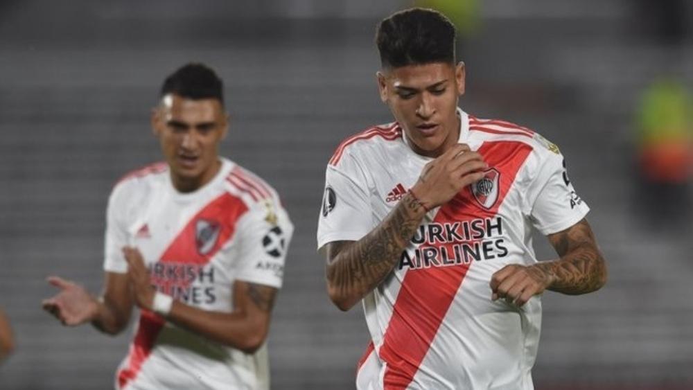 في حضور الحكام والفريق المنافس.. ريفر بليت يلتزم بوعده ويغيب عن مباراة الكأس بسبب فيروس كورونا