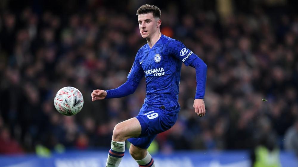 نجم تشيلسي يتجاهل فيروس "كورونا" ويلعب في مكان عام