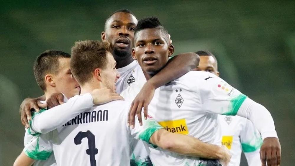 مونشنجلادباخ يعلن تقليص رواتب لاعبيه وموظيفه لمواجهة "فيروس كورونا"