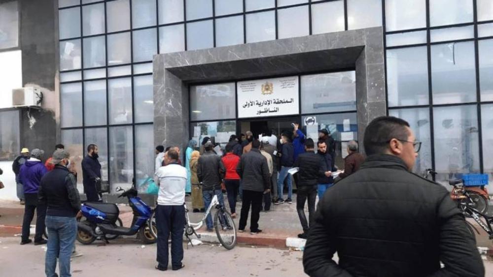 التجمّعٌات أمام المقاطعات لتسلُّم "رخص التنقل" تخرق مبادئ الحجر الصحي وتفتح الباب أمام انتشار وباء "كورونا"