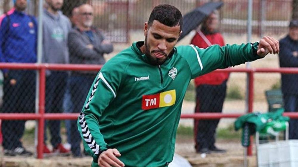 لاعب إلتشي المصاب بـ'كورونا': "كدت أفقد وعيي في الحمام.. أنا رياضي وعانيت كثيرا لذا تخيلوا حالة شخص أكبر سنا"