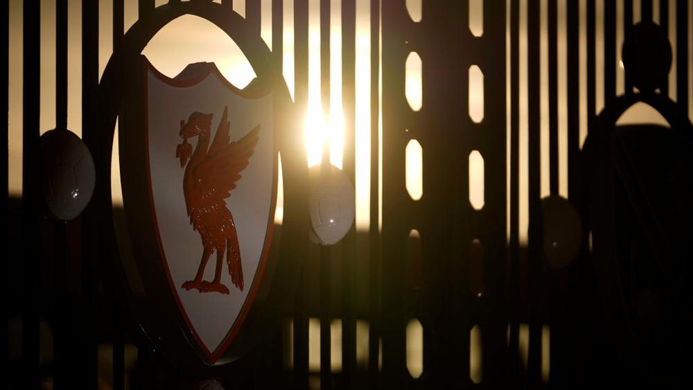 ريو فيرديناند يطالب بإلغاء موسم الدوري الإنجليزي .. ونجم ليفربول السابق يخالفه الرأي