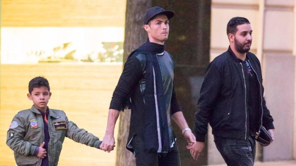 "المغربي أنس" صديق كريستيانو رونالدو يقبل تحدي "أشرف حكيمي و كريم بلق" و يقرر المساهمة في صندوق تدبير "وباء كورونا"