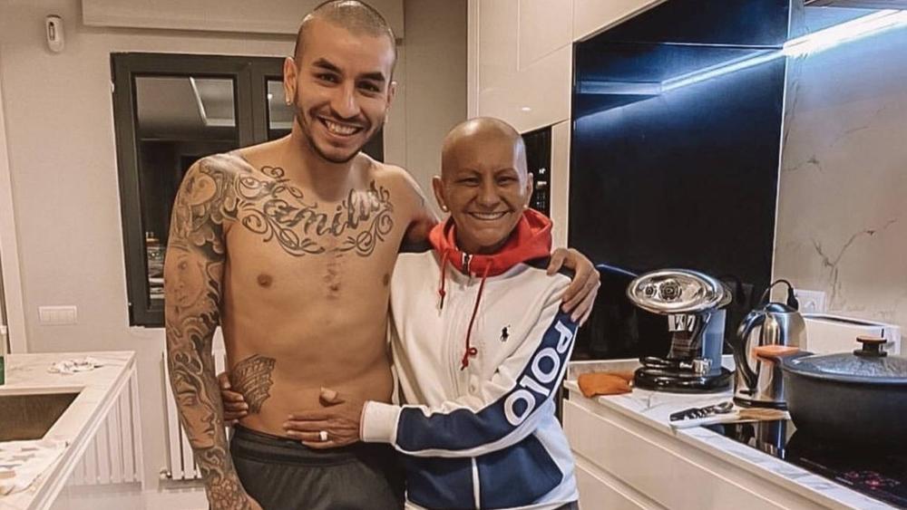 آنخيل كوريا يظهر "حليق" الرأس دعمًا لوالدته في صراعها مع "المرض الخبيث"