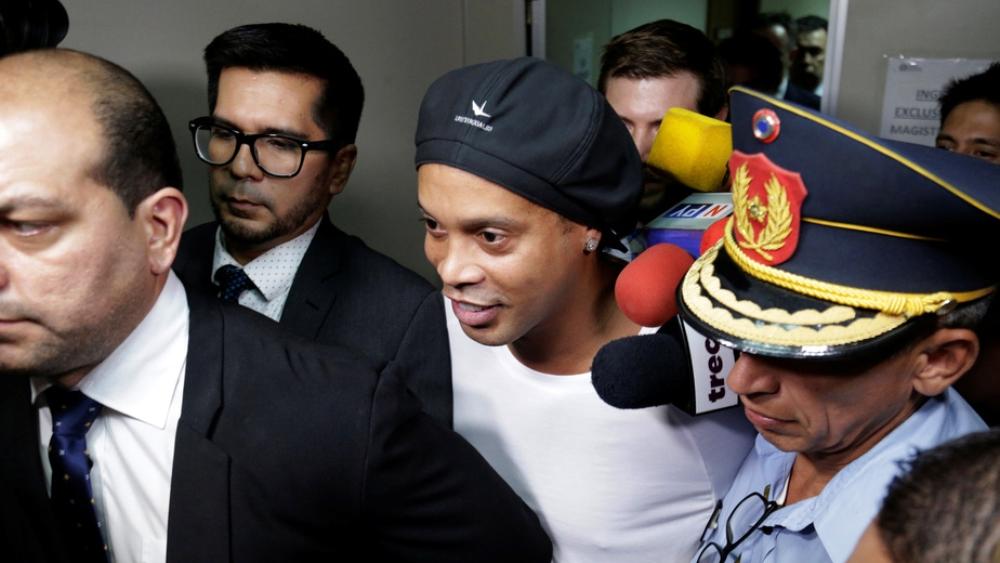 رونالدينيو يغادر السجن بعد دفع 1.6 مليون دولار "كفالة".. وسيكمل عقوبته في فندق بالباراغواي