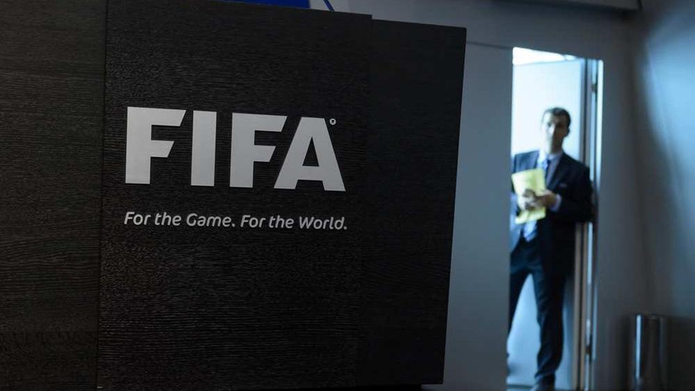 "فيروس كورونا" يدفع الـ"فيفا" لإجراء تعديلات بشأن نظام عقود اللاعبين و"الميركاتو"