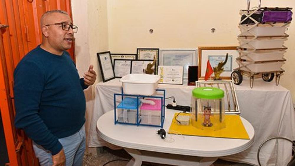 مخترع مغربي يبتكر بوابة للتعقيم الآلي من فيروس كورونا بمواصفات جديدة