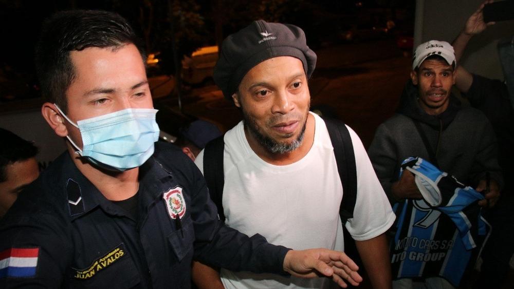 شاهد بالصور | رونالدينيو يغادر السجن في زمن "فيروس كورونا" محافظا على ابتسامته!