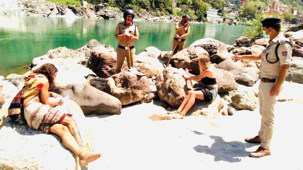 الشرطة الهندية تبتكر عقوبة جديدة في حق مُخالفي "الحجر الصحي" .. كتابة عبارة "أعتذر" 500 مرة