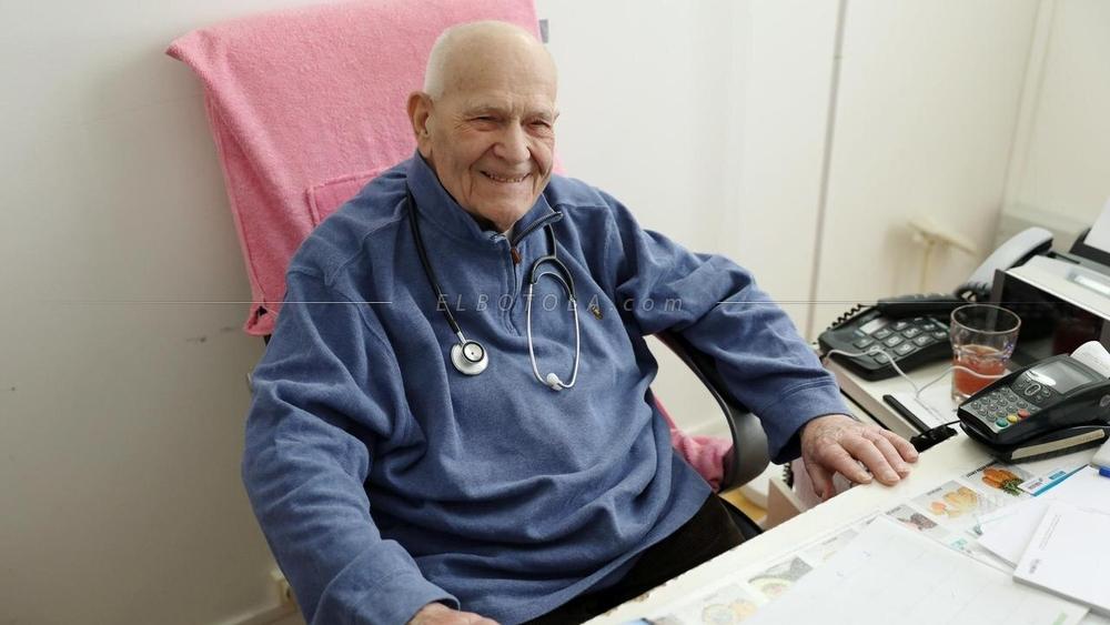 طبيب فرنسي (99 سنة) يُصِرُّ على فتح عيادته لأداء عمله ويتحدى فيروس كورونا