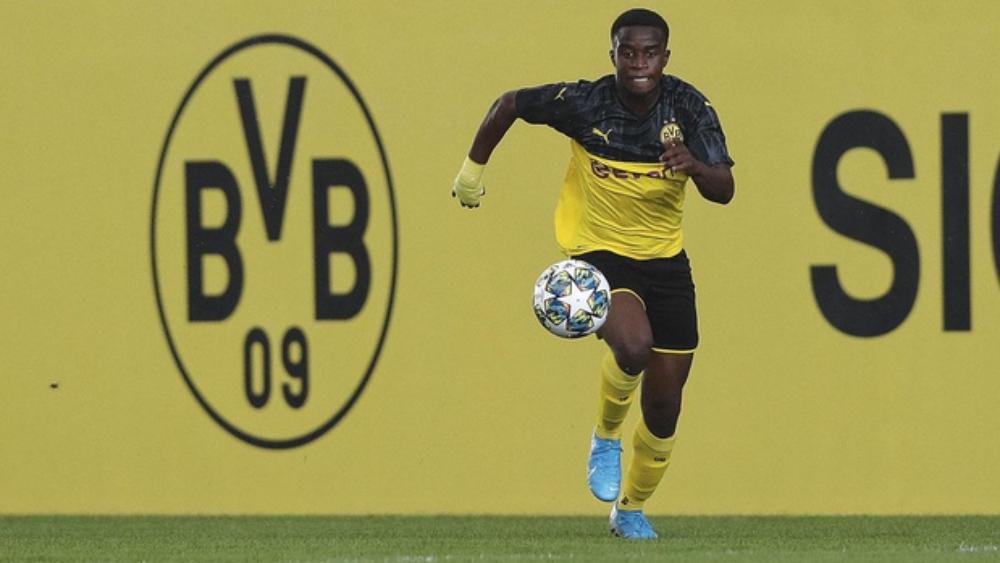موكوكو.. موهبة دورتموند يجذب الاهتمام بأرقامه وعمره