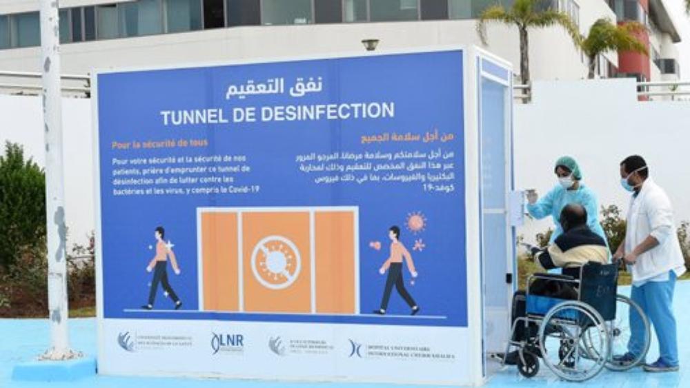 الحكومة تمنع تسويق واستعمال الممرات الخاصة بتعقيم الأشخاص