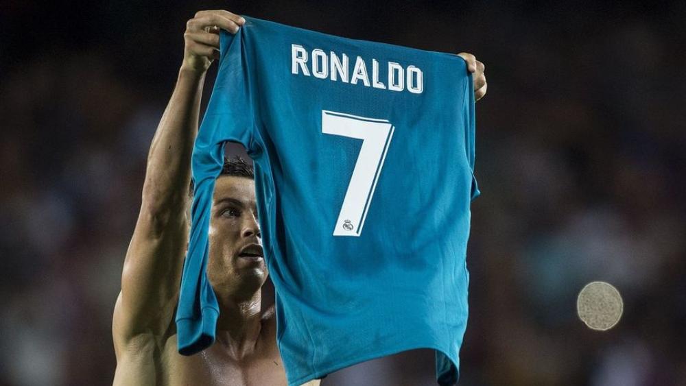 مستشار رئيس نيجيريا يدعو رونالدو لاستغلال الوضع الراهن.. وإطلاق إسمه على ملعب "كامب نو" ببرشلونة