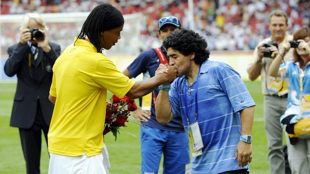 مارادونا: "أتشوق للعودة إلى الملاعب وشم رائحة العشب.. ورونالدينيو ليس مجرمًا"