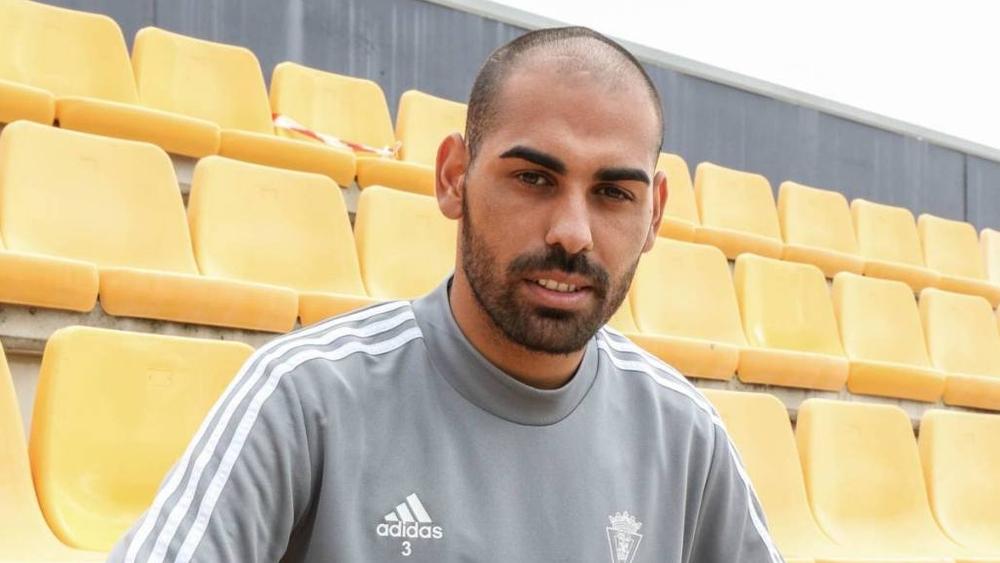 مدافع قادش الإسباني يرفض استئناف التداريب: "لن أخاطر بحياتي من أجل كرة القدم"