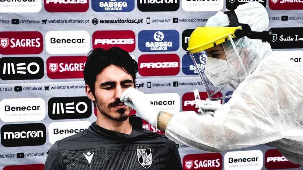 فيتوريا غيماريش البرتغالي يعلن إصابة 3 لاعبين بفيروس كورونا.. ويواصل تدريباته من دونهم