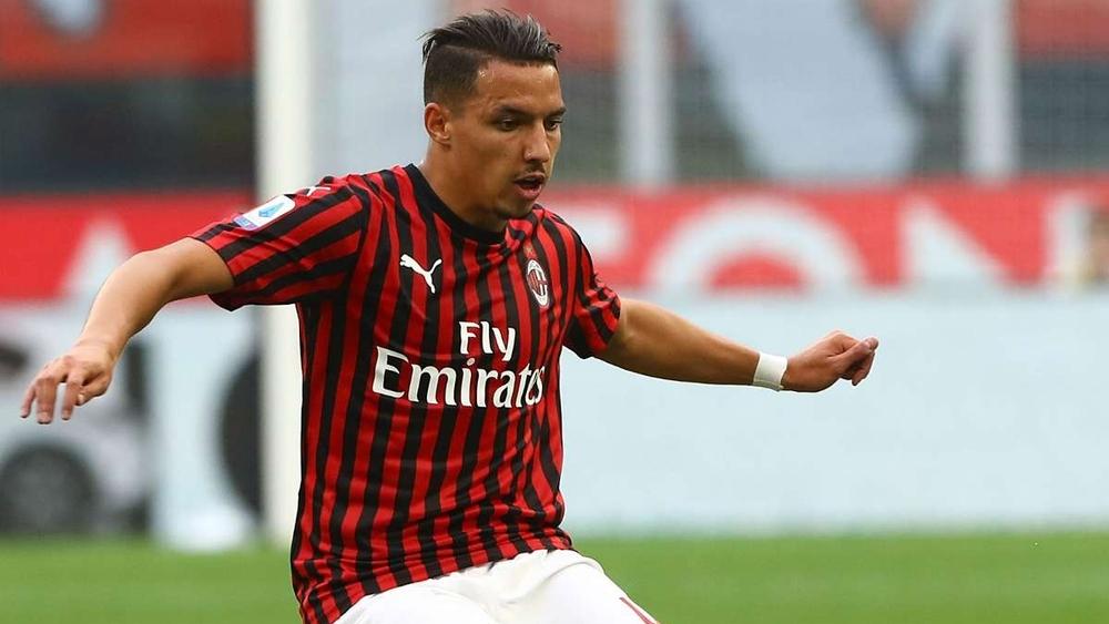 ميلان يرفض عرضًا من باريس سان جيرمان لضم الجزائري "بناصر"