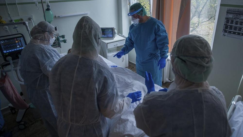 أحد أبرز علماء إيطاليا: "فيروس كورونا يتراجع.. الآن نواجه مرضًا أقل شراسة ممّا كان عليه قبل أسابيع"