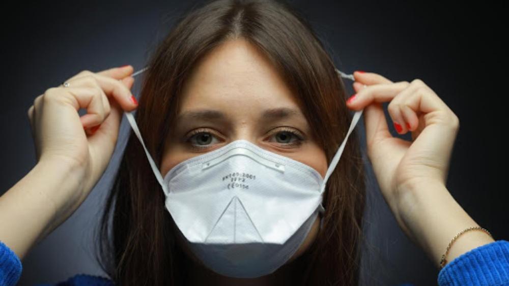 علماء يطورون "كمامة" ترصد فيروس كورونا.. وتضيء بشكل فوري..!