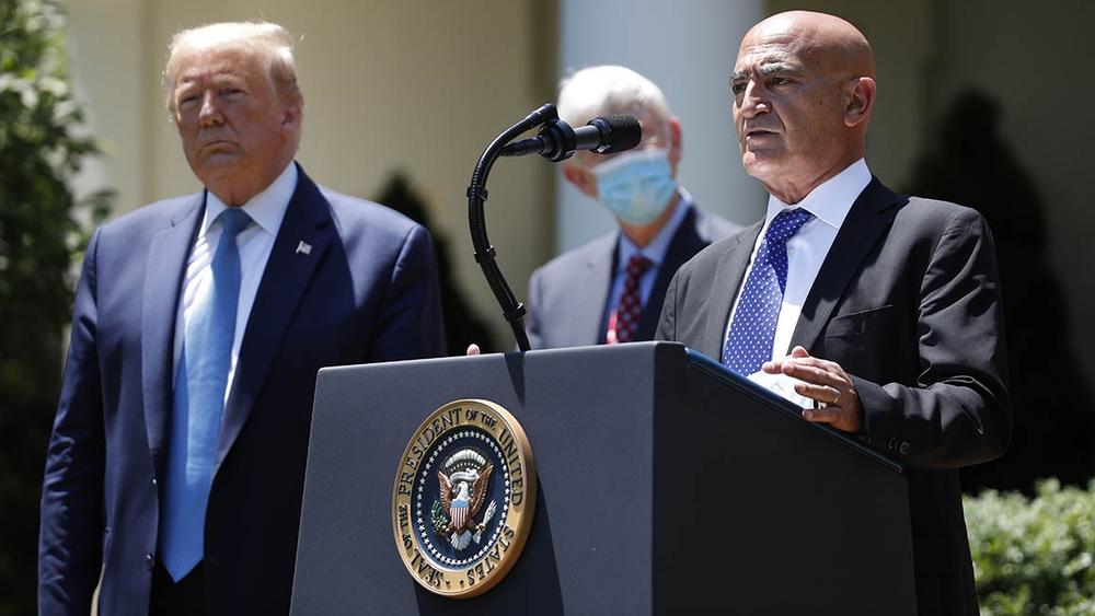 ترامب: "منصف السلاوي أحد أكبر علماء الطب في العالم حاليًا".. والمغربي يرد: "إنه لشرف عظيم.. وواثق من تحقيقنا للهدف قبل نهاية العام"