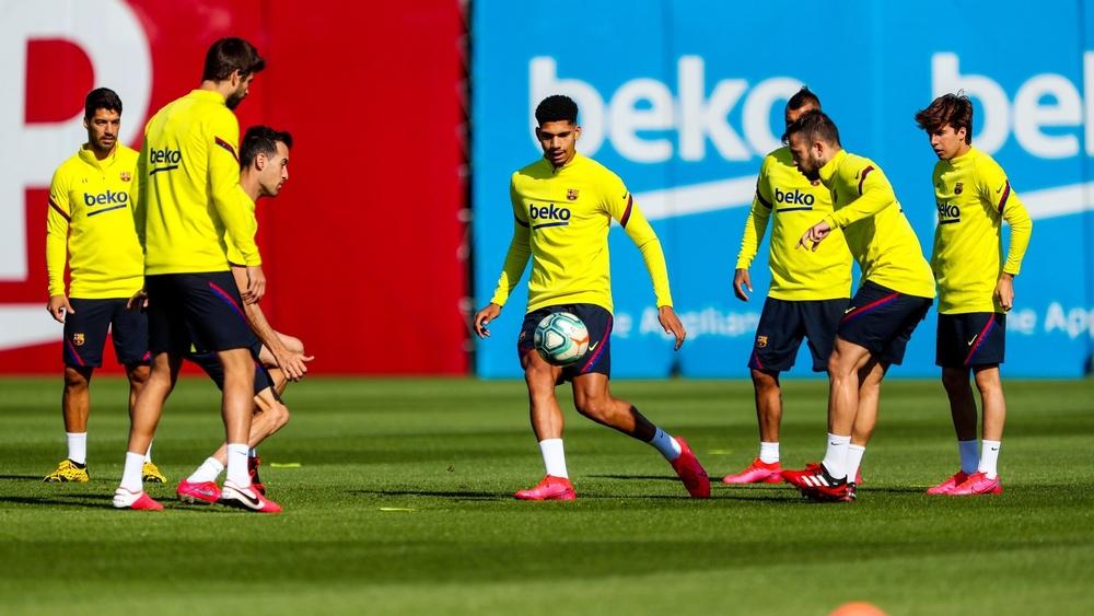 لاعبو برشلونة يشاركون في التدريبات الجماعية لأول مرة منذ شهرين
